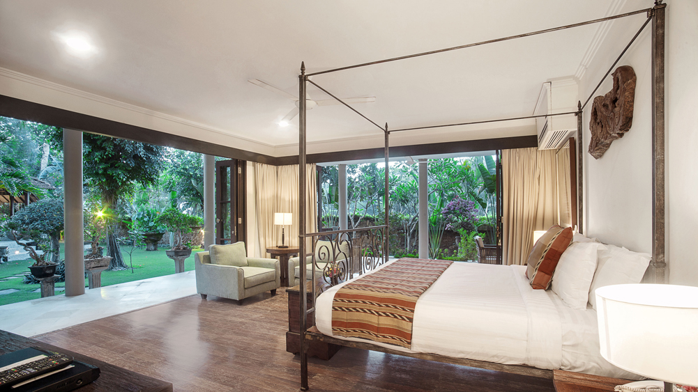 Villa Avalon Main House - Downstairs master bedroom with garden view